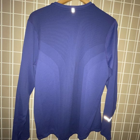 Nike Dri-FIT Men's Long-Sleeve Training T-Shirt (Curved Hem) - Picture 4 of 7